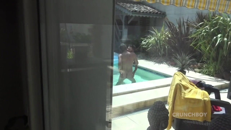 Raw French Bad boys: Giovane amico scopa anche crudo in piscina