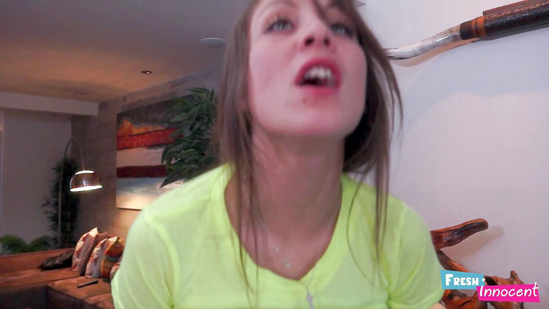 Fresh and Innocent: Fresco e inocente: un ángel increíblemente hermoso es lechado en la...