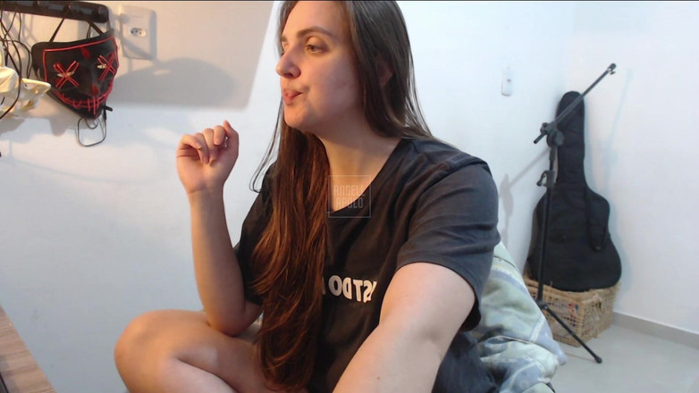 Angell Apolo: Coada blondă dansează în cameră în viu