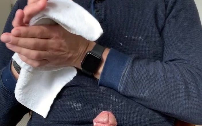 TJenner: 俺はムラムラして、精液まみれの豚で、オナニーしている。