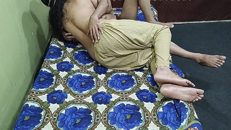 Gullnazkhan: Indická desi nevlastní máma