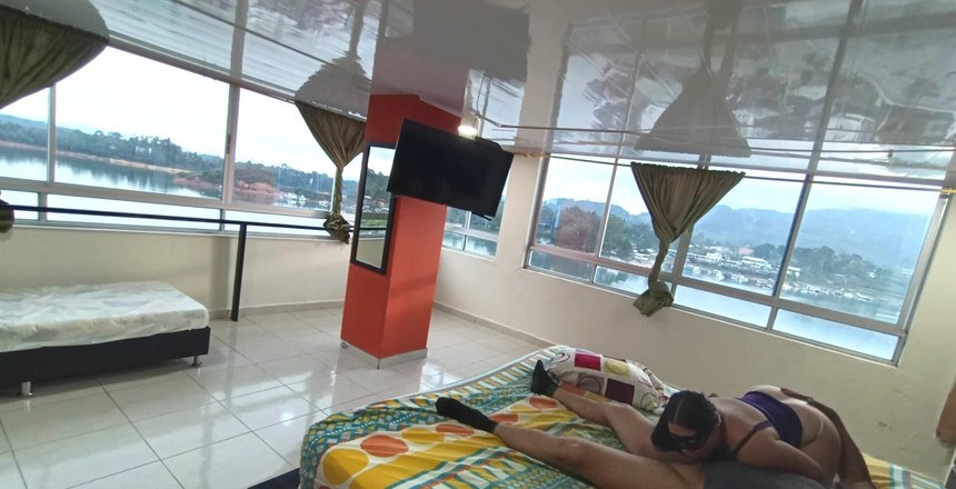 Valery Saenz xxx: 上司の妻と旅行中、私たちはベッドを共有し、私はすべてのミルクをホテルの彼女の中に残しました1