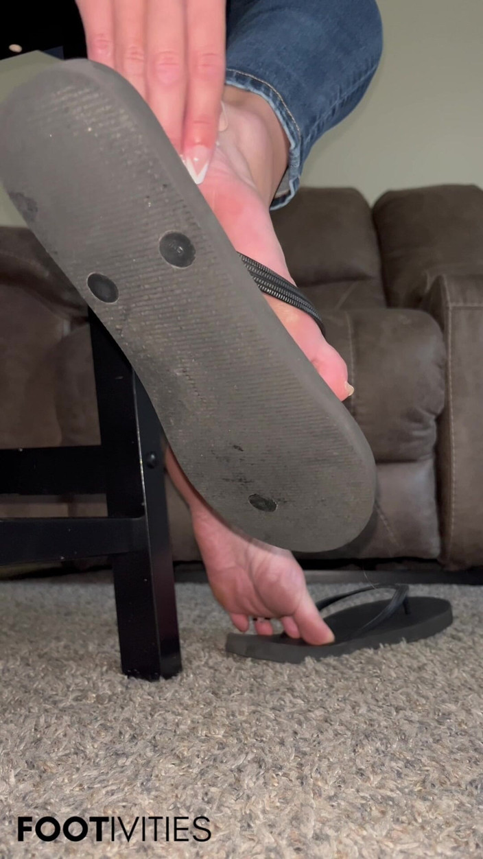 footivities: Flip flop kaki berminyak pov oleh ivys feet