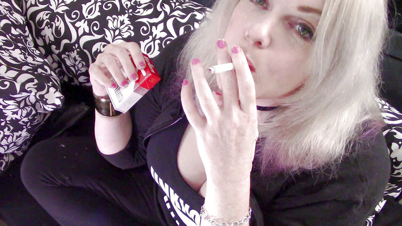 Smoke Temptress Annie Vox - Smoking Fetish: Marlboro màu đỏ trong xe tăng và áo trùm đầu