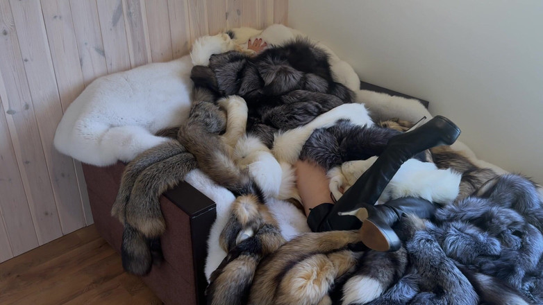 Ruda Cat: Gioca e stuzzica con un sacco di pelliccia! Masturbazione in...