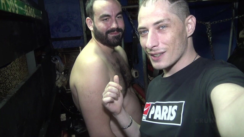 Bareback family club: Valentino穿着吊索被熊生性交