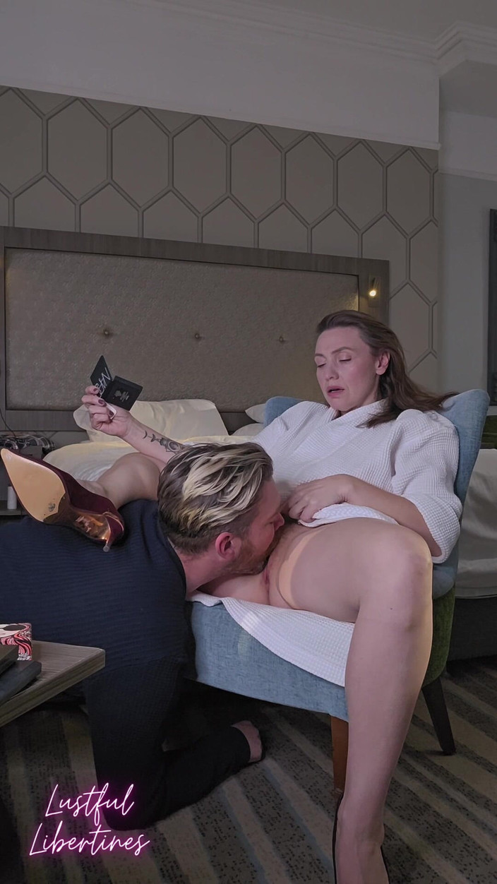 Lustful Libertines: Как Я Должен Сосредоточиться С Вами Там, Между Моих Ног?