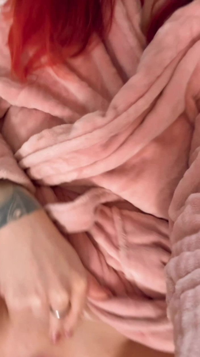 Nina Devil: Fraîchement sorti de la douche, toujours torride, et enveloppé uniquement...