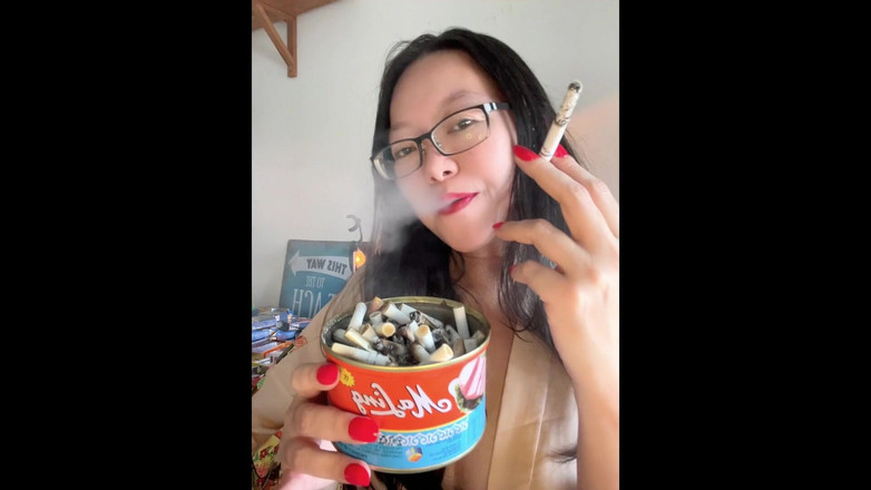 Smoking Asian: Asiática fumadora exótica: uñas rojas, labios rojos, ramera fumando se...