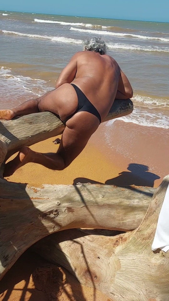 Ladysilvas: Ladysilva travestiet op het strand in slipje wat een hete...