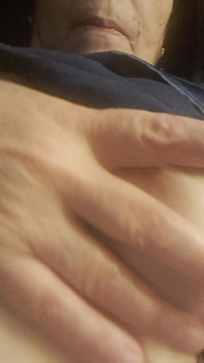 Mommy big hairy pussy: Stiefmutter drückt in die möpse