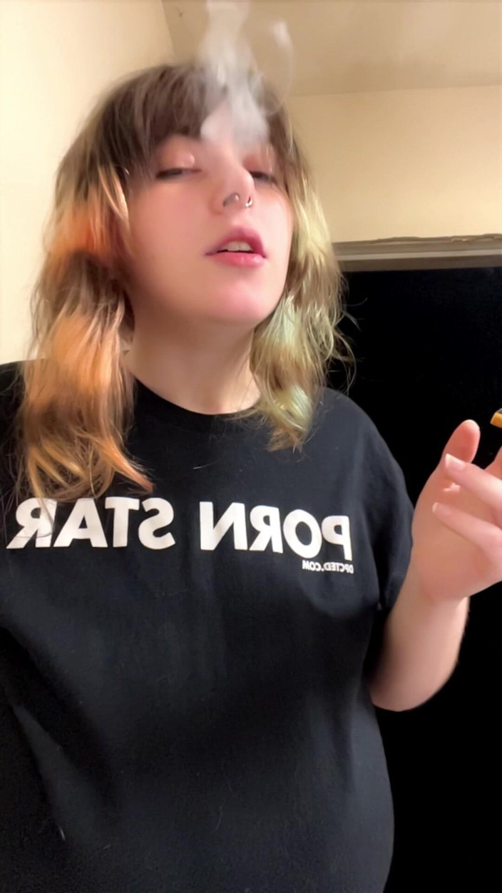 Mushroombitchx: Bintang bokep lagi asik merokok