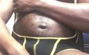 Black mature kinky muscle: Un gode noir huilé XXL rebondit et s’enfile un gode