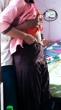 Le garçon et la fille qui venaient aux cours étaient occupés à baiser tranquillement.