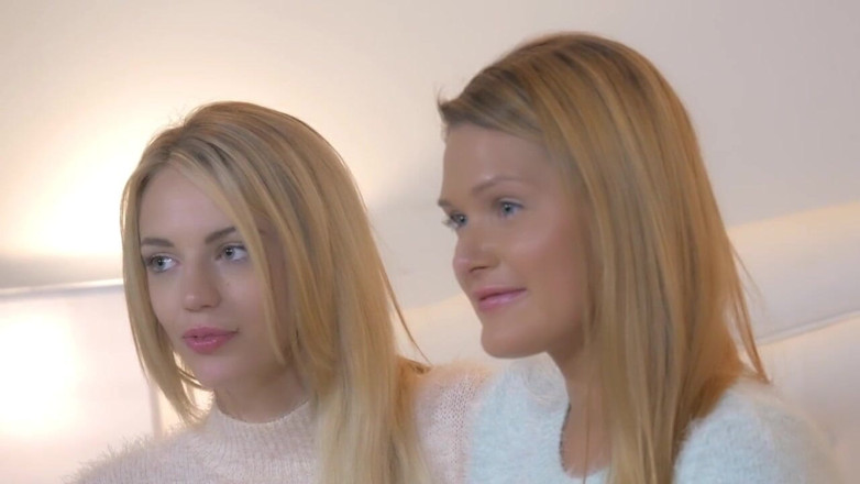 Lesbian Illusion: Piękna blondynka w sypialni