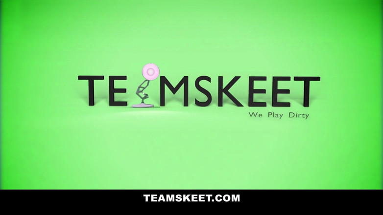 Team Skeet: Tiny blonde beauty Shani Reid gets her ass soaked with...