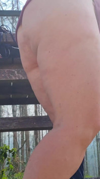 Mijn poesje en mijn kont op een stoel in het bos
