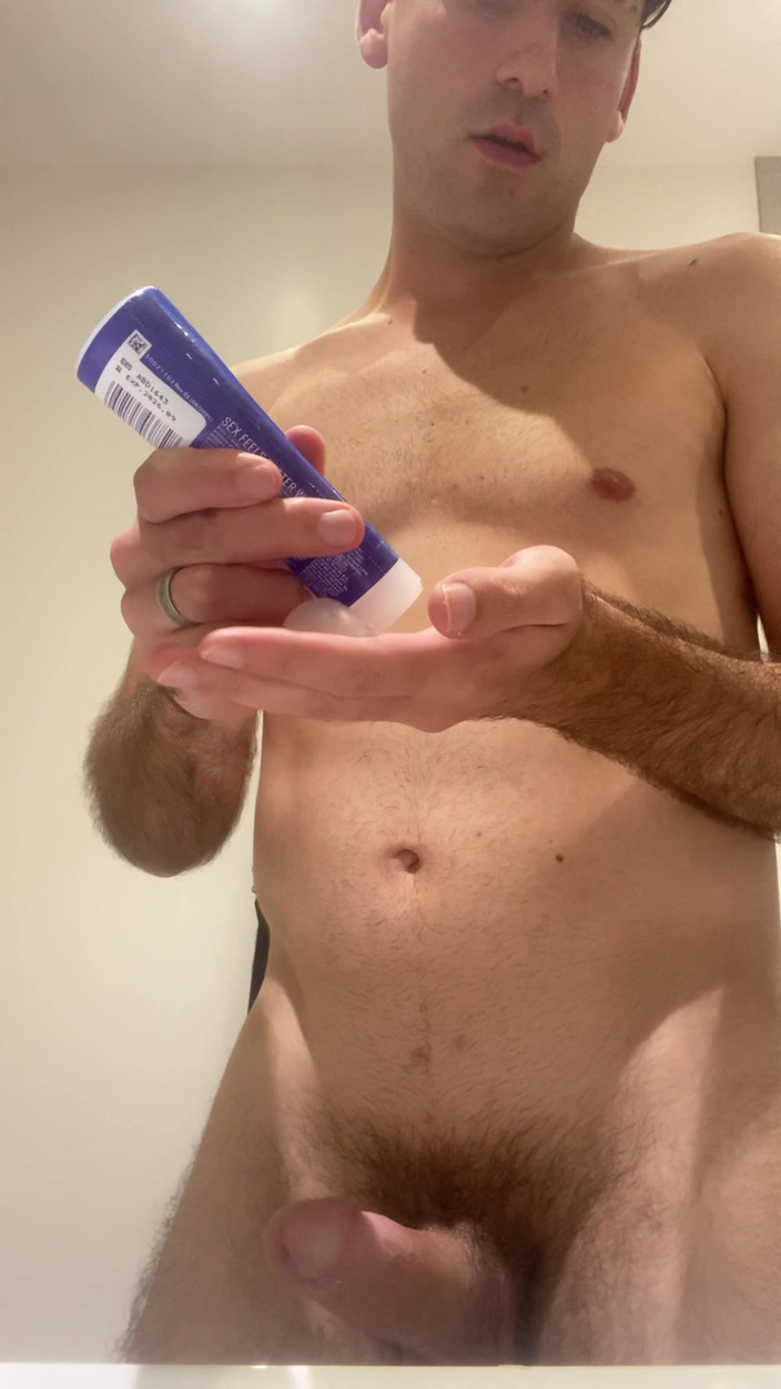 HornyDom: Un ragazzo etero arrapato si masturba il suo grosso cazzo...