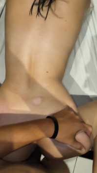 Ich nahm meine Freundin mit ins Motel und stieß ihre Gebärmutter an