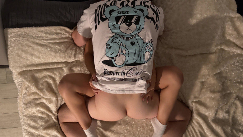 HomeVideoLive: Dziewica Widziała Dziewczynę Masturbującą Się W Akademiku. Pozwoliła Mu Spróbować...