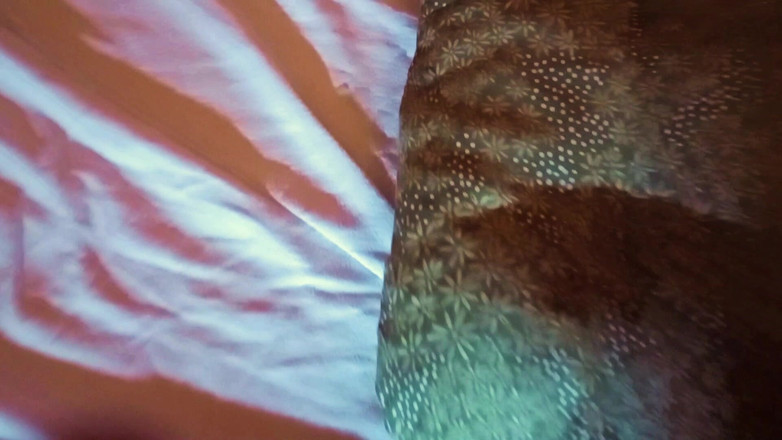 Mark Hannes: 벌거벗은 침대 엉킨 자위