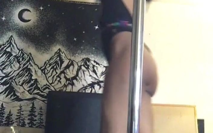 LustyLibran408: 看看我在我的新杆上的第一次练习舞蹈