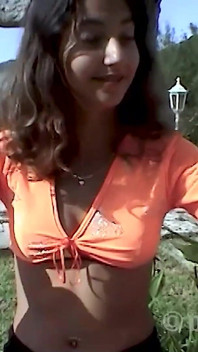 Brunette strandslet scheert haar poesje
