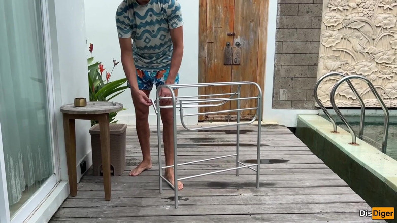 Dis Diger: Housewife Repairman with Her Pussy and Went for a Walk...
