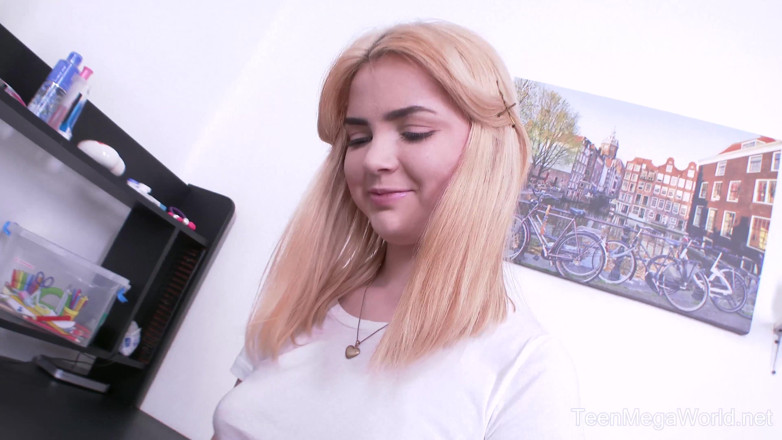 Teen Mega World: Blondă plinuță în uniformă de facultate se joacă solo