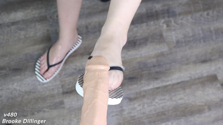 Brooke Dillinger: Flip flop foot job cumshots on feet