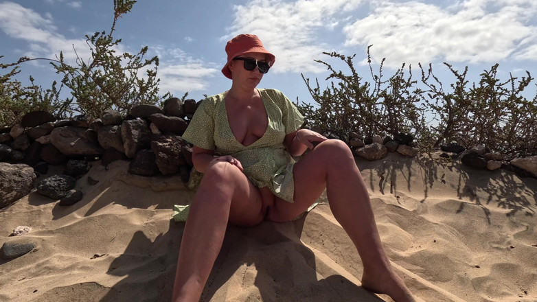 Emma Voyeur: Ik kan het niet vasthouden en in het zand op...