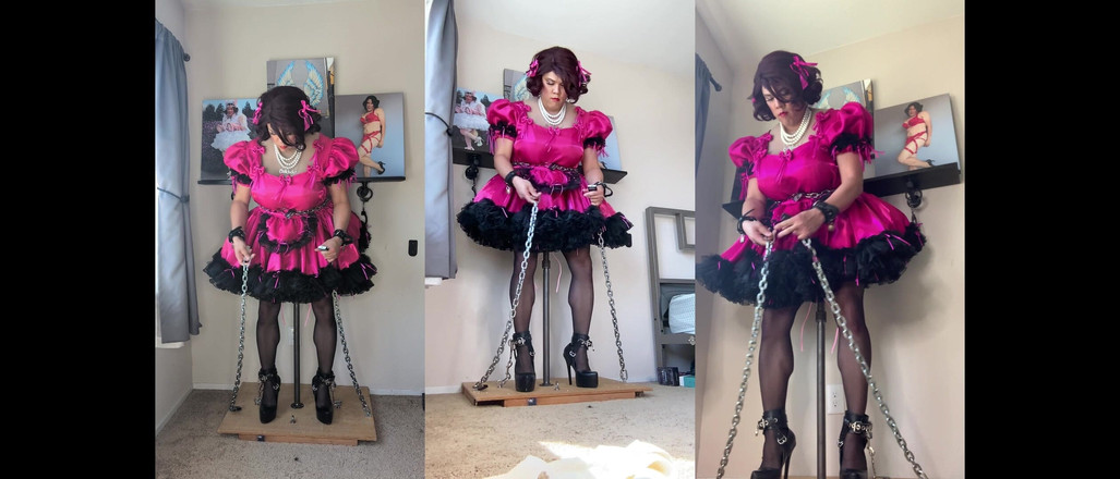 Sissy Candy: Růžová Sissy služka Candy je uzamčena na svém dildo standu...