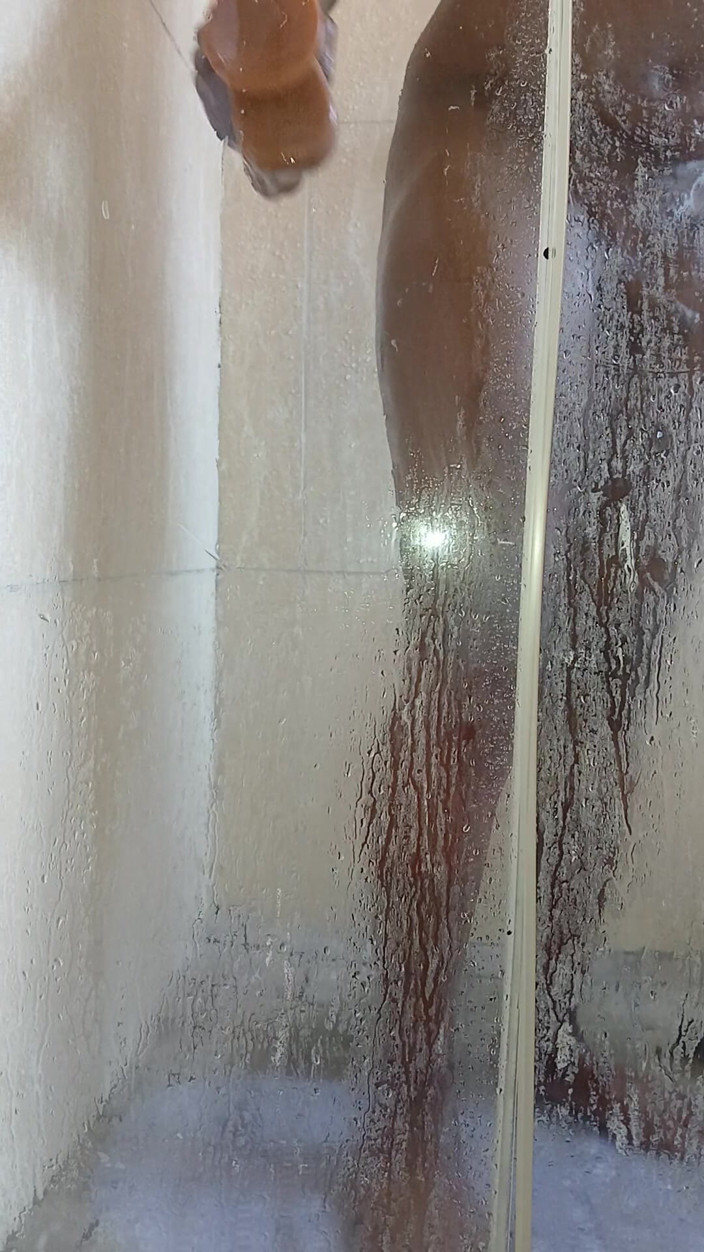 Freaky Leo: Time to Shower with My Toy