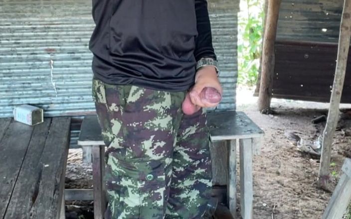 Hiroshi_cr: Geile masseuse Thai trekt zich af en komt klaar op...