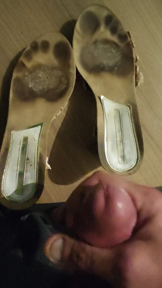 Mutsakin: Cum in fingerprints shoes