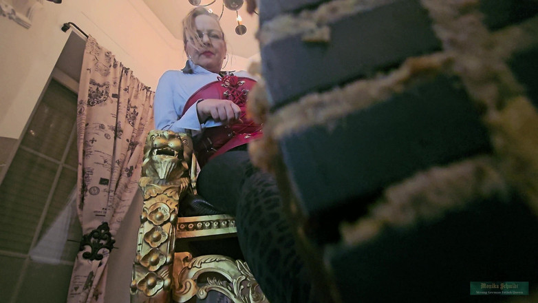 Strict Senz: Monika Schmidt Food Menghancurkan Meludah, Penghinaan Lisan