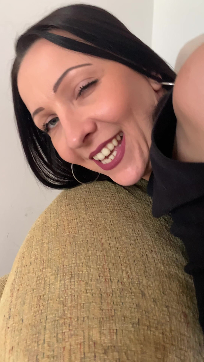 Onlyxfans: Une MILF brune mature se fait sodomiser profondément par derrière