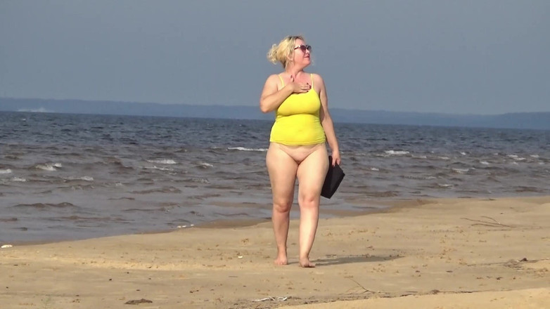 RedRoseRus: Keldai besar dalam seluar pendek mini - berjalan di pantai.