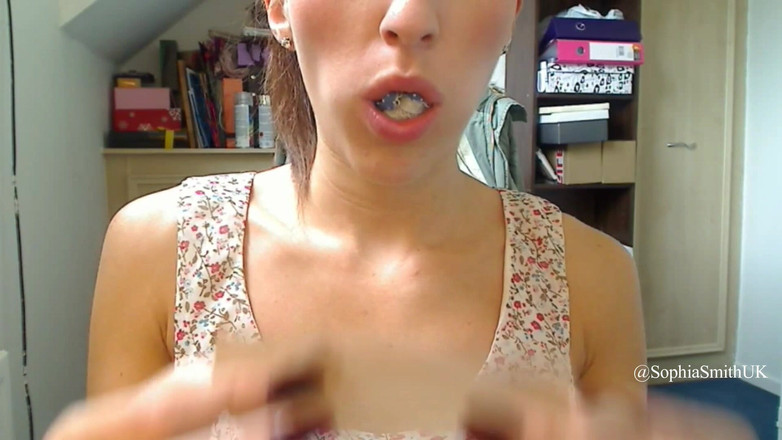 SophiaSmithUK: Miss smith masukin celana dalam ke mulutnya sebelum dientot habis-habisan...