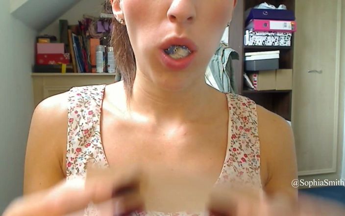 SophiaSmithUK: Mlle Smith fourre une culotte dans sa bouche avant de...