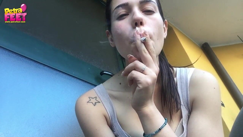 Smokin Fetish: Sweet Italian brunette likes smoking outdoors