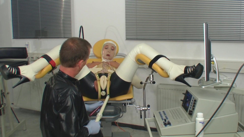 Rubber & Clinic Studio - 1ATOYS: Loco examen anal por ultrasonido en goma