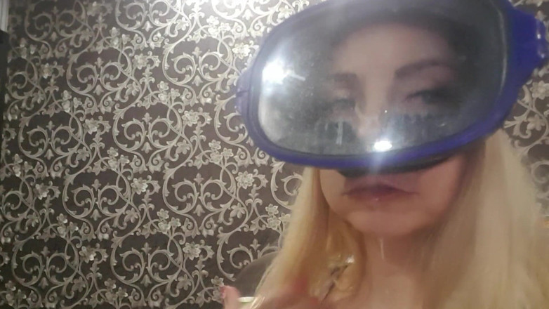 LarisaCum: Mask and new swimsuit, I caress myself and it's so...