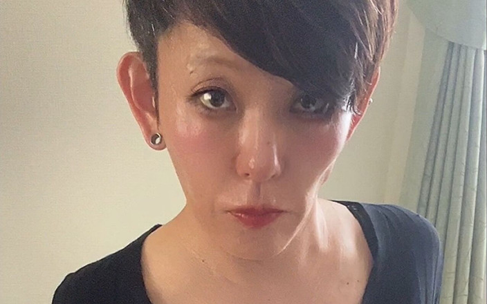 Serina SissyBitch: 블랙 카디건과 타이트한 데님 스커트를 입은 Serina