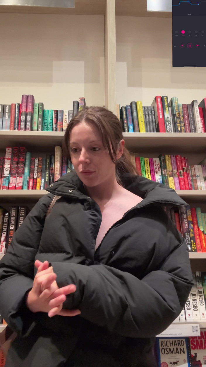 Nadia Foxx: Покупка книг с моим вибратором в! Надеюсь, я не кончаю слишком громко!