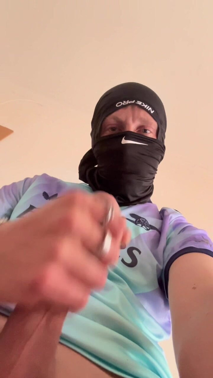 Axton Drake: Nadržený fanoušek Arsenalu si honí, ukazuje nohy a líže jeho...