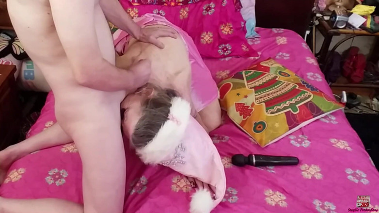 Sexy Sandra N Sir Christopher: Distracția de Crăciun a incitanta Roz a Indreiței Sexy