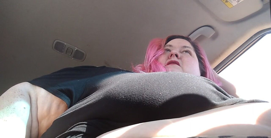 Kitty Delgato: 내 차 마루판에 내가 담배를 피우는 것을 보고 있다고 상상해 보십시오.