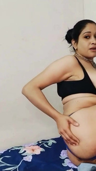 College-mädchen fingert ihren arsch und ihre muschi im video-chat