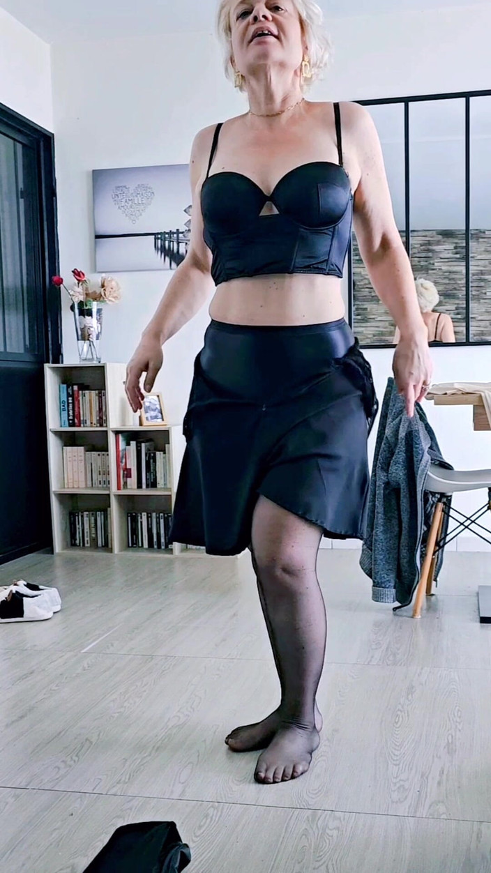 Sofy13: J’aime la lingerie sexy et les belles tenues